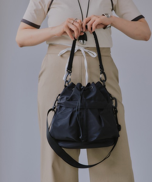 210nouve(トゥージュヌーブ)の「フロントポケット ナイロン 巾着バッグ(ハンドバッグ・レディース・ブラック/グリーン/オレンジ/アイボリー・FREE)」の17枚目の写真