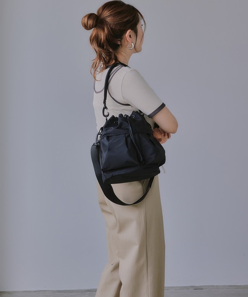 210nouve(トゥージュヌーブ)の「フロントポケット ナイロン 巾着バッグ(ハンドバッグ・レディース・ブラック/グリーン/オレンジ/アイボリー・FREE)」の19枚目の写真