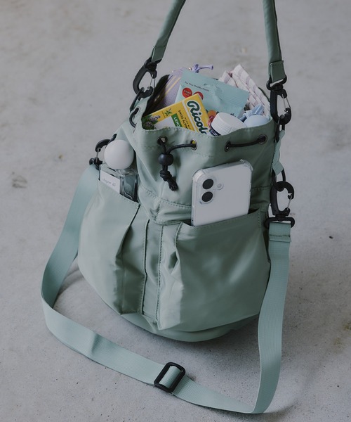 210nouve(トゥージュヌーブ)の「フロントポケット ナイロン 巾着バッグ(ハンドバッグ・レディース・ブラック/グリーン/オレンジ/アイボリー・FREE)」の6枚目の写真