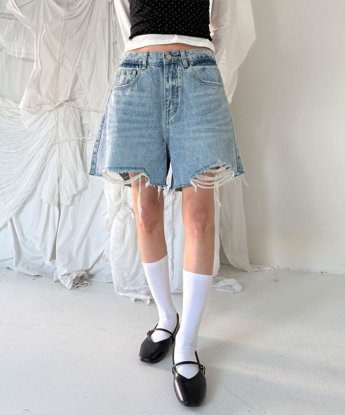 4INT.(フォイント)の「ヴィンテージ クラッシュ ダメージ デニム ショート パンツ(デニムパンツ・レディース・ライトブルー/ブラック/ホワイト・S/L/M)」の3枚目の写真