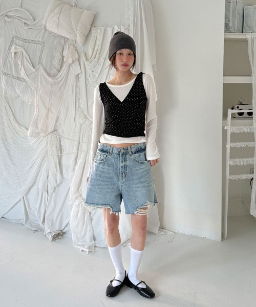 4INT.(フォイント)の「ヴィンテージ クラッシュ ダメージ デニム ショート パンツ(デニムパンツ・レディース・ライトブルー/ブラック/ホワイト・S/L/M)」の4枚目の写真