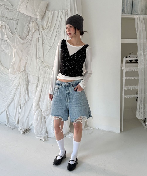 4INT.(フォイント)の「ヴィンテージ クラッシュ ダメージ デニム ショート パンツ(デニムパンツ・レディース・ライトブルー/ブラック/ホワイト・S/L/M)」の5枚目の写真