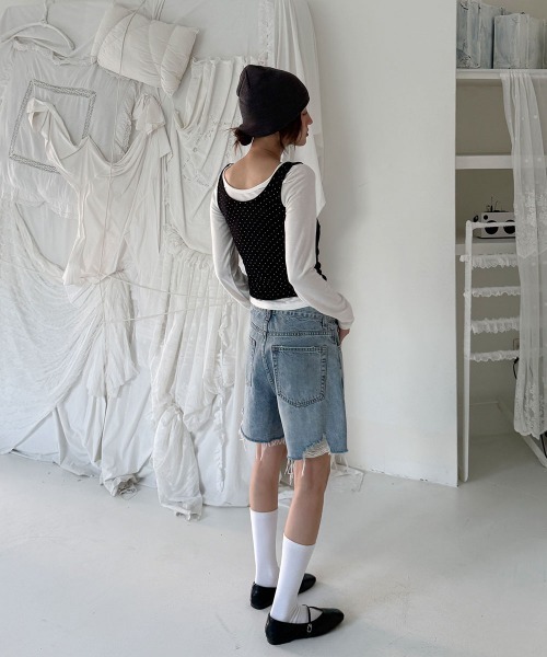 4INT.(フォイント)の「ヴィンテージ クラッシュ ダメージ デニム ショート パンツ(デニムパンツ・レディース・ライトブルー/ブラック/ホワイト・S/L/M)」の7枚目の写真