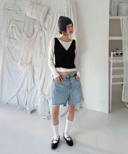 4INT.(フォイント)の「ヴィンテージ クラッシュ ダメージ デニム ショート パンツ(デニムパンツ・レディース・ライトブルー/ブラック/ホワイト・S/L/M)」の8枚目の写真