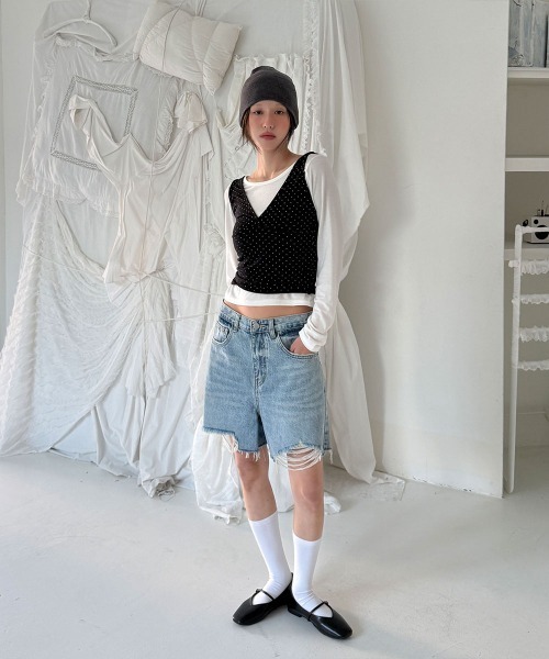 4INT.(フォイント)の「ヴィンテージ クラッシュ ダメージ デニム ショート パンツ(デニムパンツ・レディース・ライトブルー/ブラック/ホワイト・S/L/M)」の9枚目の写真