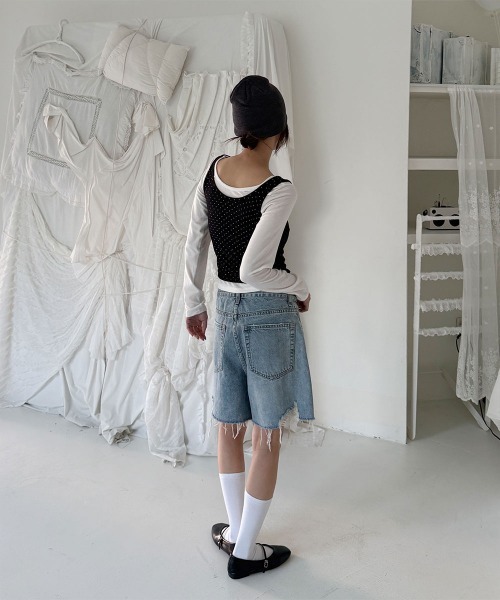 4INT.(フォイント)の「ヴィンテージ クラッシュ ダメージ デニム ショート パンツ(デニムパンツ・レディース・ライトブルー/ブラック/ホワイト・S/L/M)」の10枚目の写真