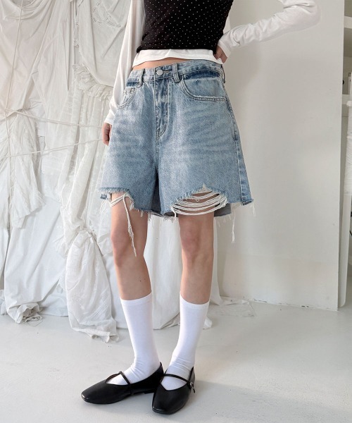 4INT.(フォイント)の「ヴィンテージ クラッシュ ダメージ デニム ショート パンツ(デニムパンツ・レディース・ライトブルー/ブラック/ホワイト・S/L/M)」の12枚目の写真