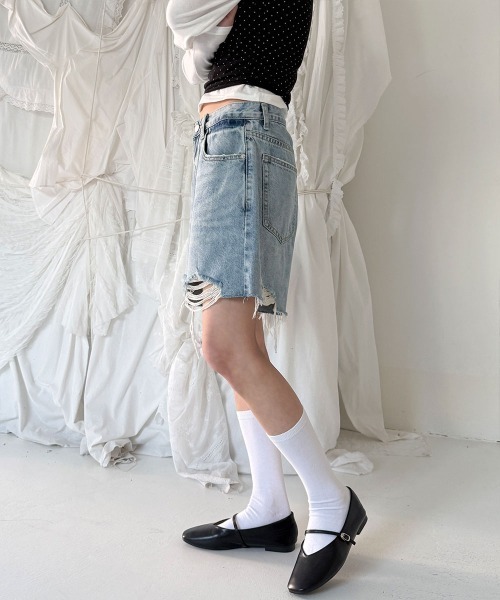 4INT.(フォイント)の「ヴィンテージ クラッシュ ダメージ デニム ショート パンツ(デニムパンツ・レディース・ライトブルー/ブラック/ホワイト・S/L/M)」の13枚目の写真