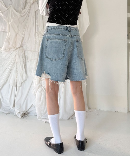 4INT.(フォイント)の「ヴィンテージ クラッシュ ダメージ デニム ショート パンツ(デニムパンツ・レディース・ライトブルー/ブラック/ホワイト・S/L/M)」の14枚目の写真