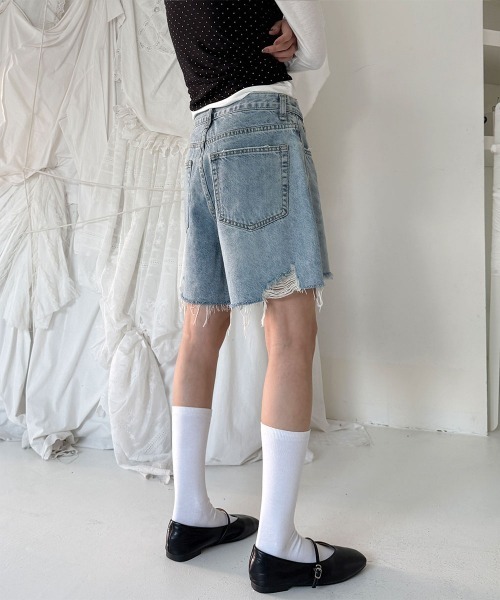 4INT.(フォイント)の「ヴィンテージ クラッシュ ダメージ デニム ショート パンツ(デニムパンツ・レディース・ライトブルー/ブラック/ホワイト・S/L/M)」の15枚目の写真
