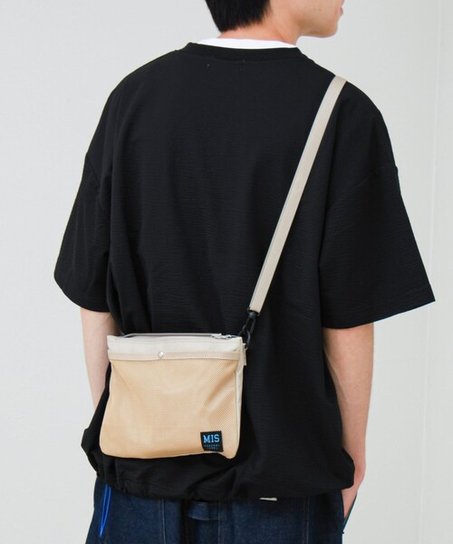 MIS(エムアイエス)の「【MIS/エムアイエス】メッシュポケットサコッシュ(ショルダーバッグ・メンズ・ブラック/ベージュ/ライトグレー・FREE)」の1枚目の写真