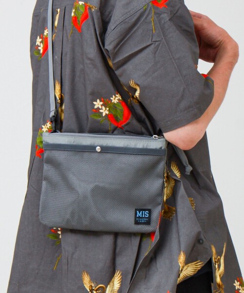 MIS(エムアイエス)の「【MIS/エムアイエス】メッシュポケットサコッシュ(ショルダーバッグ・メンズ・ブラック/ベージュ/ライトグレー・FREE)」の3枚目の写真