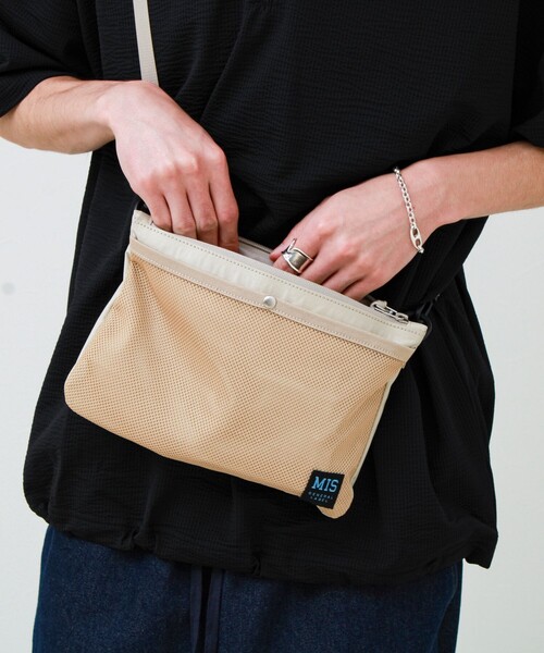 MIS(エムアイエス)の「【MIS/エムアイエス】メッシュポケットサコッシュ(ショルダーバッグ・メンズ・ブラック/ベージュ/ライトグレー・FREE)」の5枚目の写真
