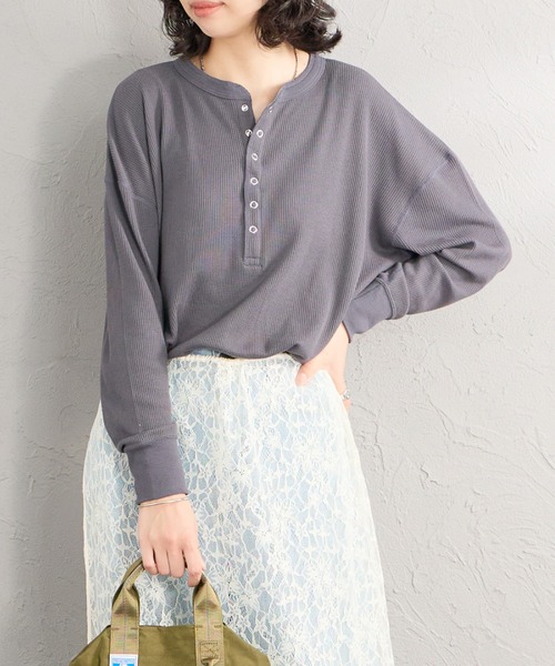 HANES（ヘインズ）の「[HANES/ヘインズ] ヘンリーネック サーマルカットソー（Tシャツ/カットソー・レディース・レッド/グレー/オフホワイト・M）」の3枚目の写真
