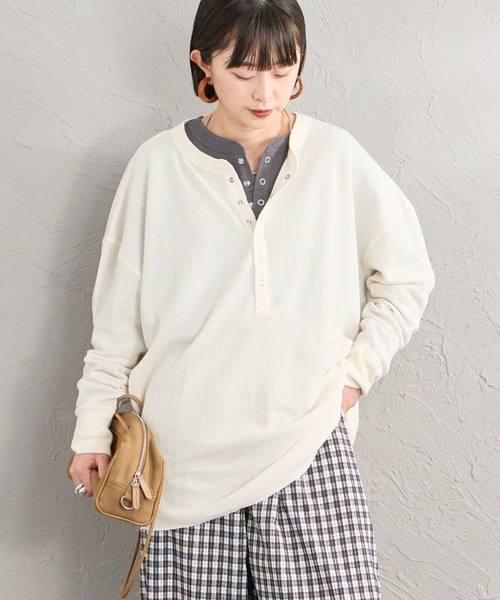 HANES（ヘインズ）の「[HANES/ヘインズ] ヘンリーネック サーマルカットソー（Tシャツ/カットソー・レディース・レッド/グレー/オフホワイト・M）」の2枚目の写真