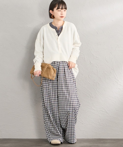 HANES（ヘインズ）の「[HANES/ヘインズ] ヘンリーネック サーマルカットソー（Tシャツ/カットソー・レディース・レッド/グレー/オフホワイト・M）」の4枚目の写真
