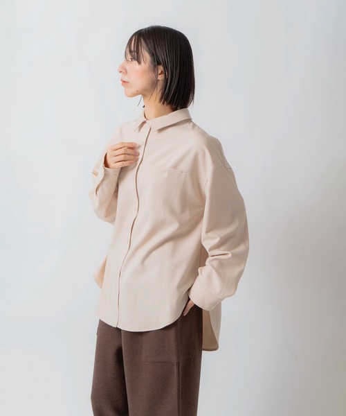 Kelen(ケレン)の「「KELEN / ケレン」バッククロスデザインオーバーシャツ(シャツ/ブラウス・レディース・ネイビー/ブラウン/ライトベージュ・S/M)」の2枚目の写真