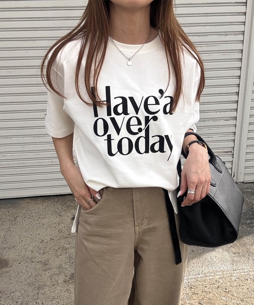 ISOOK(アイスー)の「ロゴプリントストレッチTシャツ(chiica select) / 半袖 プリントT ビッグシルエット オーバーサイズ(Tシャツ/カットソー・レディース・アイボリー/ブラウン・FREE)」の1枚目の写真