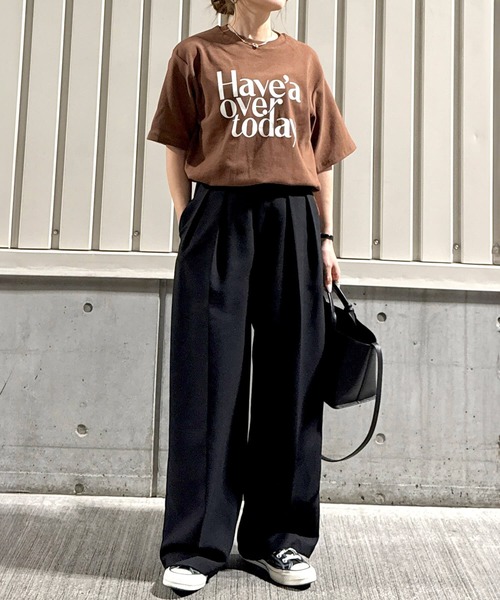 ISOOK(アイスー)の「ロゴプリントストレッチTシャツ(chiica select) / 半袖 プリントT ビッグシルエット オーバーサイズ(Tシャツ/カットソー・レディース・アイボリー/ブラウン・FREE)」の3枚目の写真