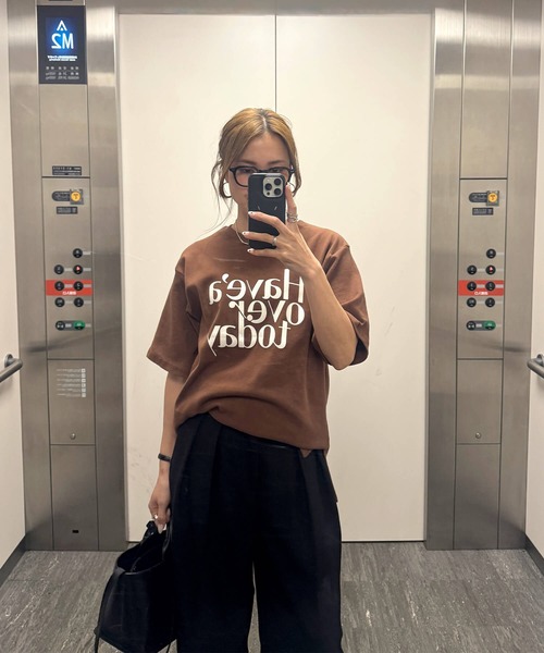 ISOOK(アイスー)の「ロゴプリントストレッチTシャツ(chiica select) / 半袖 プリントT ビッグシルエット オーバーサイズ(Tシャツ/カットソー・レディース・アイボリー/ブラウン・FREE)」の4枚目の写真