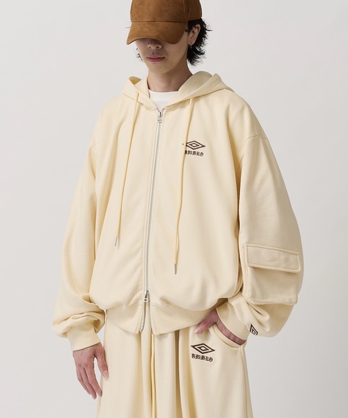 UMBRO(アンブロ)の「【UMBRO for Lui's】FADE VOLUME SWEAT ZIP HOODIE / フェードボリュームスウェットジップパーカー(パーカー・メンズ・ブラック/アイボリー・S/M)」の14枚目の写真