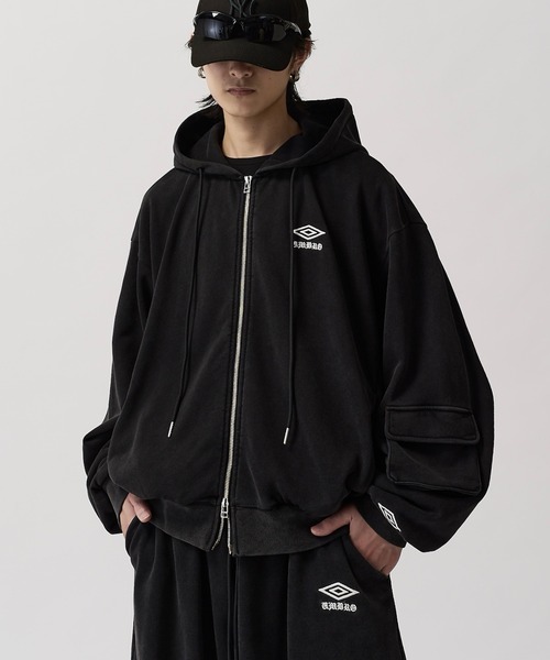 UMBRO(アンブロ)の「【UMBRO for Lui's】FADE VOLUME SWEAT ZIP HOODIE / フェードボリュームスウェットジップパーカー(パーカー・メンズ・ブラック/アイボリー・S/M)」の4枚目の写真