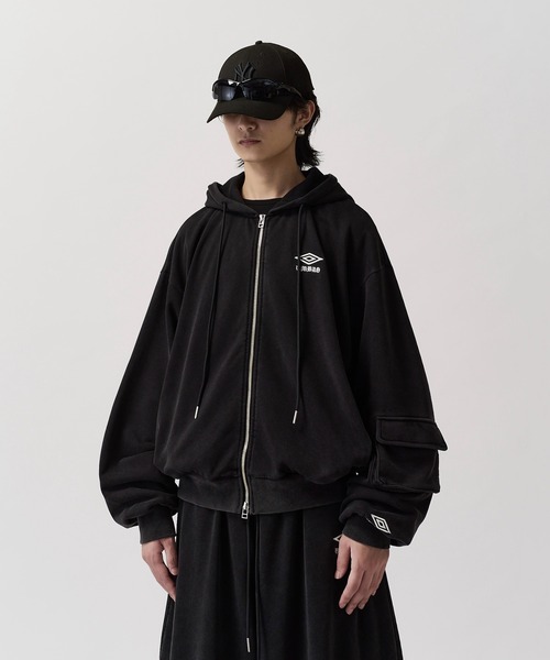UMBRO(アンブロ)の「【UMBRO for Lui's】FADE VOLUME SWEAT ZIP HOODIE / フェードボリュームスウェットジップパーカー(パーカー・メンズ・ブラック/アイボリー・S/M)」の6枚目の写真