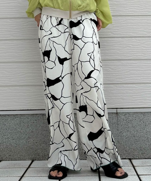 Q(キュー)の「ドローイングプリントリラックスパンツ(その他パンツ・レディース・ブラック/アイボリー・MEDIUM)」の9枚目の写真