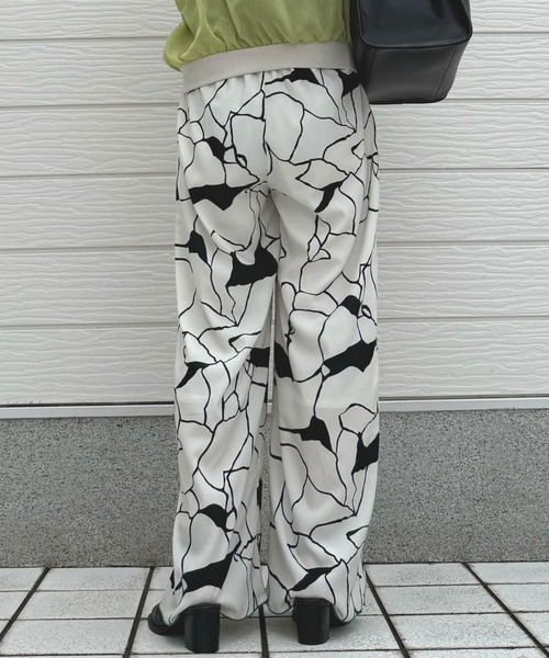 Q(キュー)の「ドローイングプリントリラックスパンツ(その他パンツ・レディース・ブラック/アイボリー・MEDIUM)」の10枚目の写真