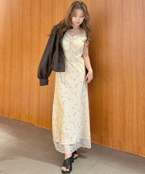 LILY BROWN（リリーブラウン）の「レーストリムサテンキャミワンピース（ワンピース・レディース・ブラック/イエロー/ラベンダー・1/0）」の4枚目の写真