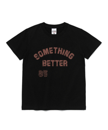 サムシングベター 85 グラフィック ウィメンズ 半袖Tシャツ (ブラック)