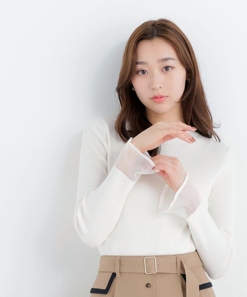 NATURAL BEAUTY BASIC(ナチュラルビューティーベーシック)の「シアーフレアカフスリブニット(ニット/セーター・レディース・ベージュ系その他/ピンク系その他2/オフホワイト/ブルー/ダークブラウン/チャコールグレー/ブラック・フリ-)」の2枚目の写真
