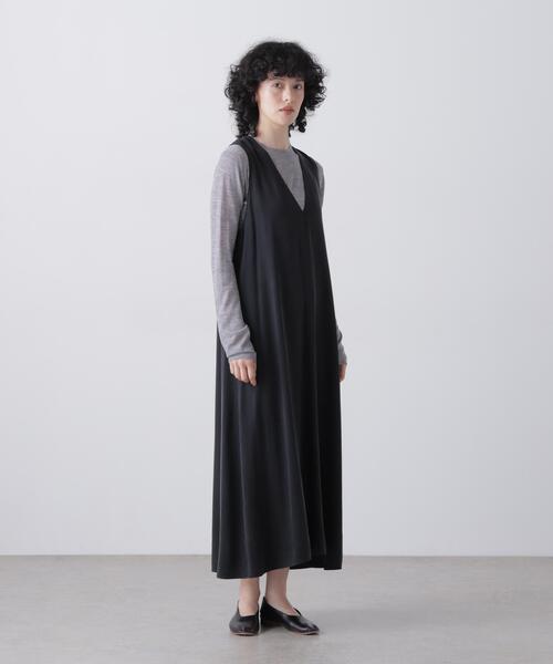 YLEVE（イレーヴ）の「YLEVE / FIBRILLATED SATIN A - LINE DRESS（ワンピース・レディース・グリーン系その他7/ブラック・1）」の2枚目の写真