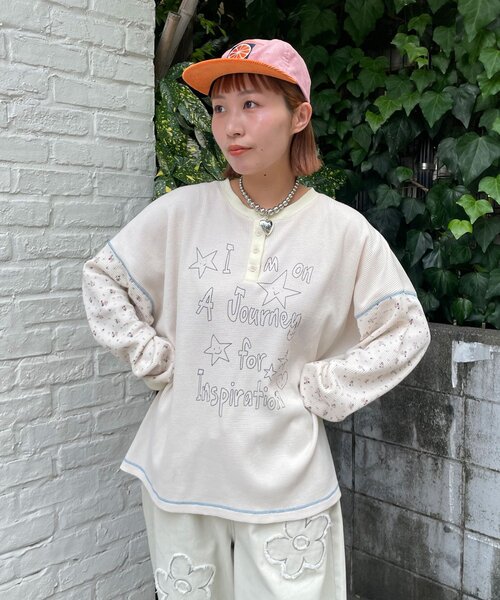 HELLO.SANFRANCISCO（ハローサンフランシスコ）の「【HELLO.SANFRANCISCO/ハローサンフランシスコ】花柄プリントワッフルヘンリーTEE（Tシャツ/カットソー・レディース・ネイビー/アイボリー・ONE SIZE）」の6枚目の写真