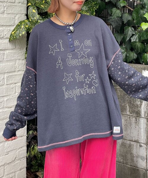 HELLO.SANFRANCISCO（ハローサンフランシスコ）の「【HELLO.SANFRANCISCO/ハローサンフランシスコ】花柄プリントワッフルヘンリーTEE（Tシャツ/カットソー・レディース・ネイビー/アイボリー・ONE SIZE）」の9枚目の写真
