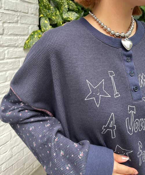 HELLO.SANFRANCISCO（ハローサンフランシスコ）の「【HELLO.SANFRANCISCO/ハローサンフランシスコ】花柄プリントワッフルヘンリーTEE（Tシャツ/カットソー・レディース・ネイビー/アイボリー・ONE SIZE）」の21枚目の写真