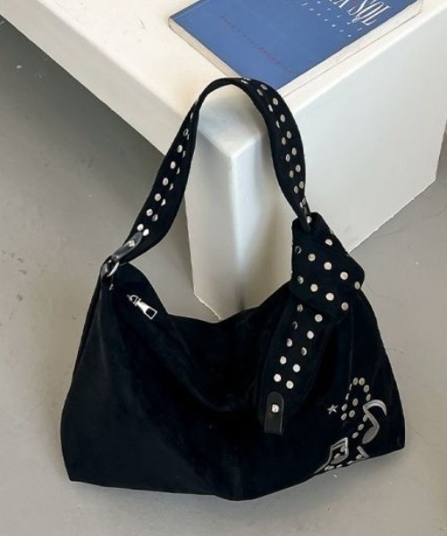 SHERU(シェル)の「音符刺繍 リベットショルダーバッグ Y2K ホーボーバッグ(ショルダーバッグ・レディース・ブラック・F)」の2枚目の写真
