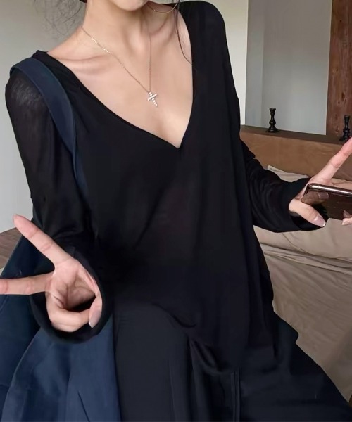 LEMOA(レモア)の「シアーVネック長袖プルオーバーカットソー(Tシャツ/カットソー・レディース・ベージュ/カーキ/ブラック・LARGE/MEDIUM)」の4枚目の写真