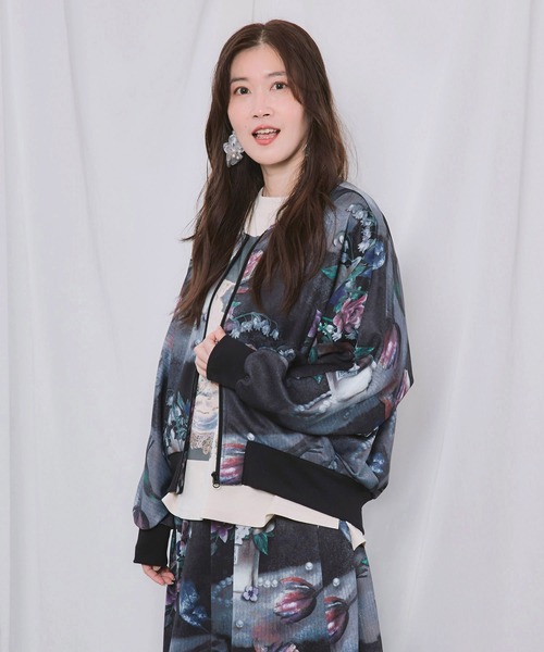 iS ScoLar(イズスカラー)の「563201:ボタニカル柄 ジャージ風ブルゾン(ブルゾン・レディース・ベージュ/ブラック・M)」の5枚目の写真