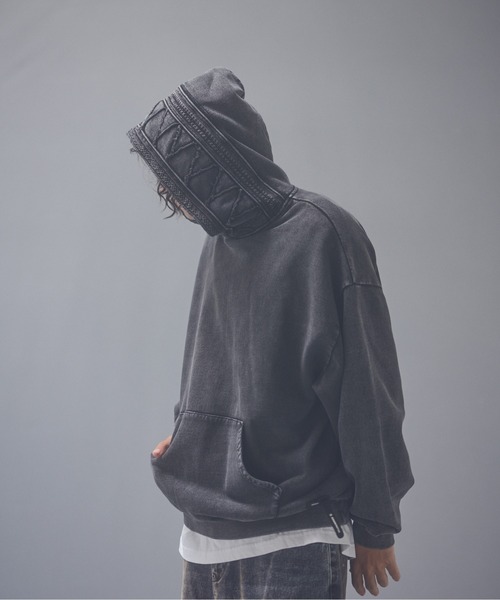 ADAM PATEK(アダムパテック)の「ADAMPATEK/dyed still embellished pullover pk/製品染めブラストパーカー(パーカー・メンズ・レッド/ブラック・1/2)」の1枚目の写真
