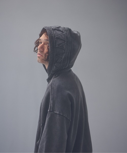 ADAM PATEK(アダムパテック)の「ADAMPATEK/dyed still embellished pullover pk/製品染めブラストパーカー(パーカー・メンズ・レッド/ブラック・1/2)」の4枚目の写真