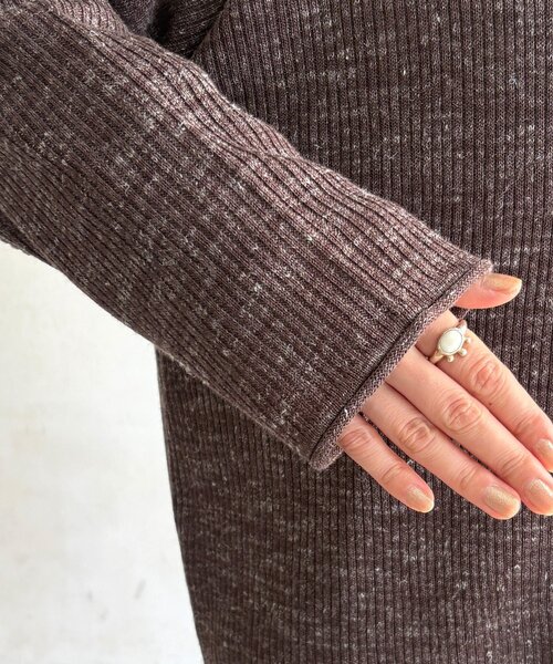 DouDou(ドゥドゥ)の「【セットアップ可能】バックロゴ刺繍メランジニットプルオーバー(ニット/セーター・レディース・ブラウン/チャコールグレー・FREE)」の3枚目の写真