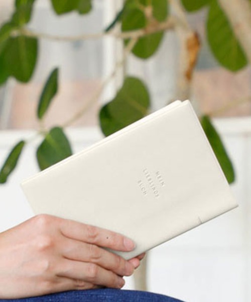 HIGHTIDE（ハイタイド）の「classic クラシック ソフトブックカバー 文庫本 A6サイズ（本・レディース・ブラウン/レッド/グリーン/ブラック/アイボリー/ネイビー・FREE）」の2枚目の写真