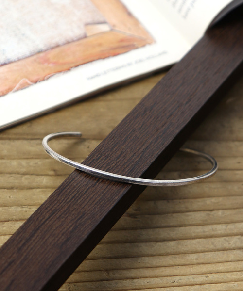 Rocky Monroe（ロッキーモンロー）の「ブラスシルバー/ゴールドバングル（バングル/リストバンド・メンズ・シルバー/ゴールド/アンティークシルバー/アンティークゴールド/シルバー系その他2/ゴールド系その他/シルバー系その他/ゴールド系その他4/ゴールド系その他3/シルバー系その他5/シルバー系その他3/ゴールド系その他2/G/O/D/L/A/I/Q/C/K/H/P/B/J/R/F/N/E/M/S/T/U・FREE）」の2枚目の写真