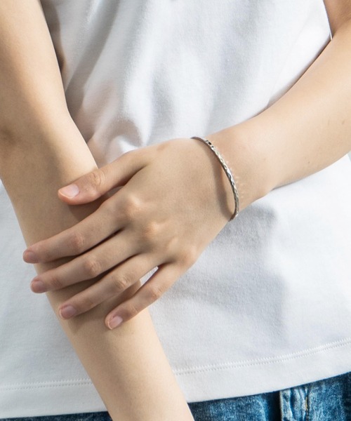 Rocky Monroe（ロッキーモンロー）の「ブラスシルバー/ゴールドバングル（バングル/リストバンド・メンズ・シルバー/ゴールド/アンティークシルバー/アンティークゴールド/シルバー系その他2/ゴールド系その他/シルバー系その他/ゴールド系その他4/ゴールド系その他3/シルバー系その他5/シルバー系その他3/ゴールド系その他2/G/O/D/L/A/I/Q/C/K/H/P/B/J/R/F/N/E/M/S/T/U・FREE）」の5枚目の写真