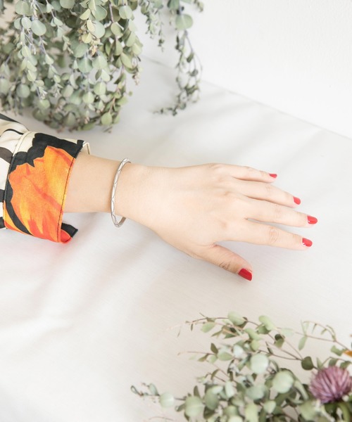 Rocky Monroe（ロッキーモンロー）の「ブラスシルバー/ゴールドバングル（バングル/リストバンド・メンズ・シルバー/ゴールド/アンティークシルバー/アンティークゴールド/シルバー系その他2/ゴールド系その他/シルバー系その他/ゴールド系その他4/ゴールド系その他3/シルバー系その他5/シルバー系その他3/ゴールド系その他2/G/O/D/L/A/I/Q/C/K/H/P/B/J/R/F/N/E/M/S/T/U・FREE）」の6枚目の写真