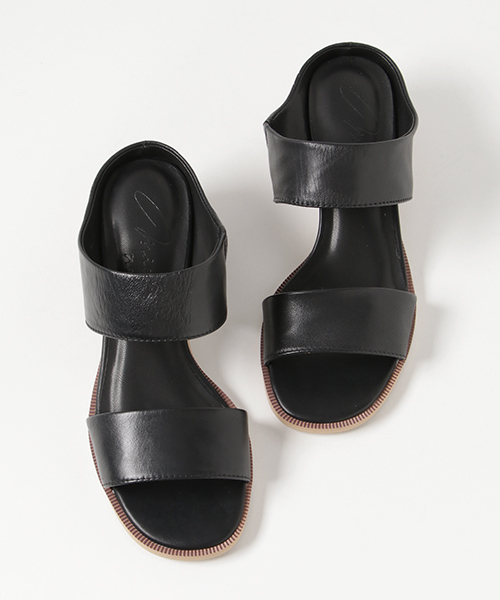 un dix cors(アンディコール)の「シープレザーWベルトミュール(サンダル・レディース・ベージュ/ブラック・SMALL/LARGE/MEDIUM)」の6枚目の写真