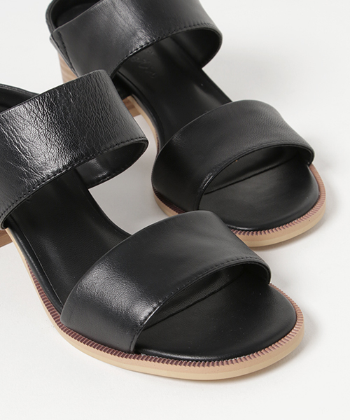 un dix cors(アンディコール)の「シープレザーWベルトミュール(サンダル・レディース・ベージュ/ブラック・SMALL/LARGE/MEDIUM)」の7枚目の写真