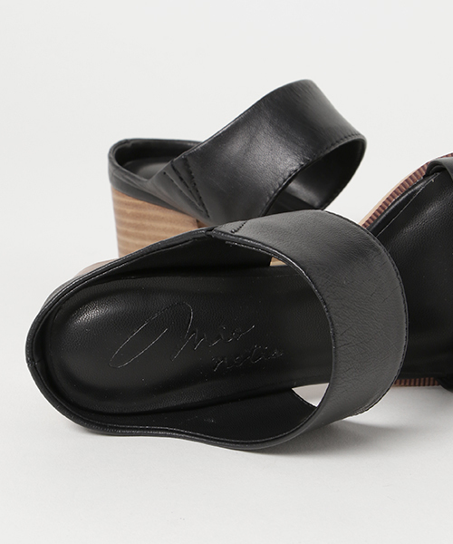 un dix cors(アンディコール)の「シープレザーWベルトミュール(サンダル・レディース・ベージュ/ブラック・SMALL/LARGE/MEDIUM)」の8枚目の写真