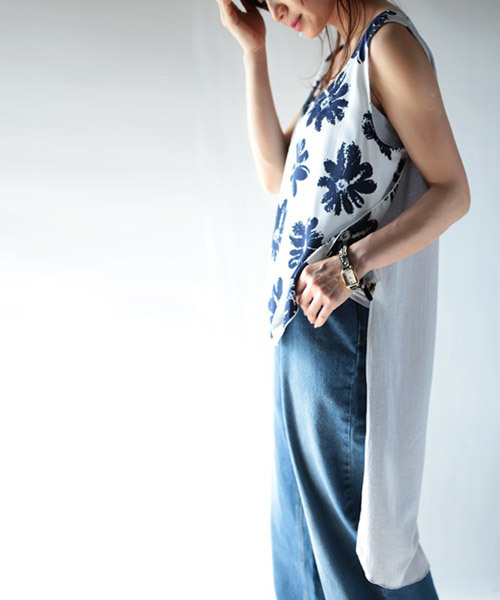 antiqua（アンティカ）の「花柄デザインノースリーブ（タンクトップ・レディース・ネイビー・FREE）」の4枚目の写真